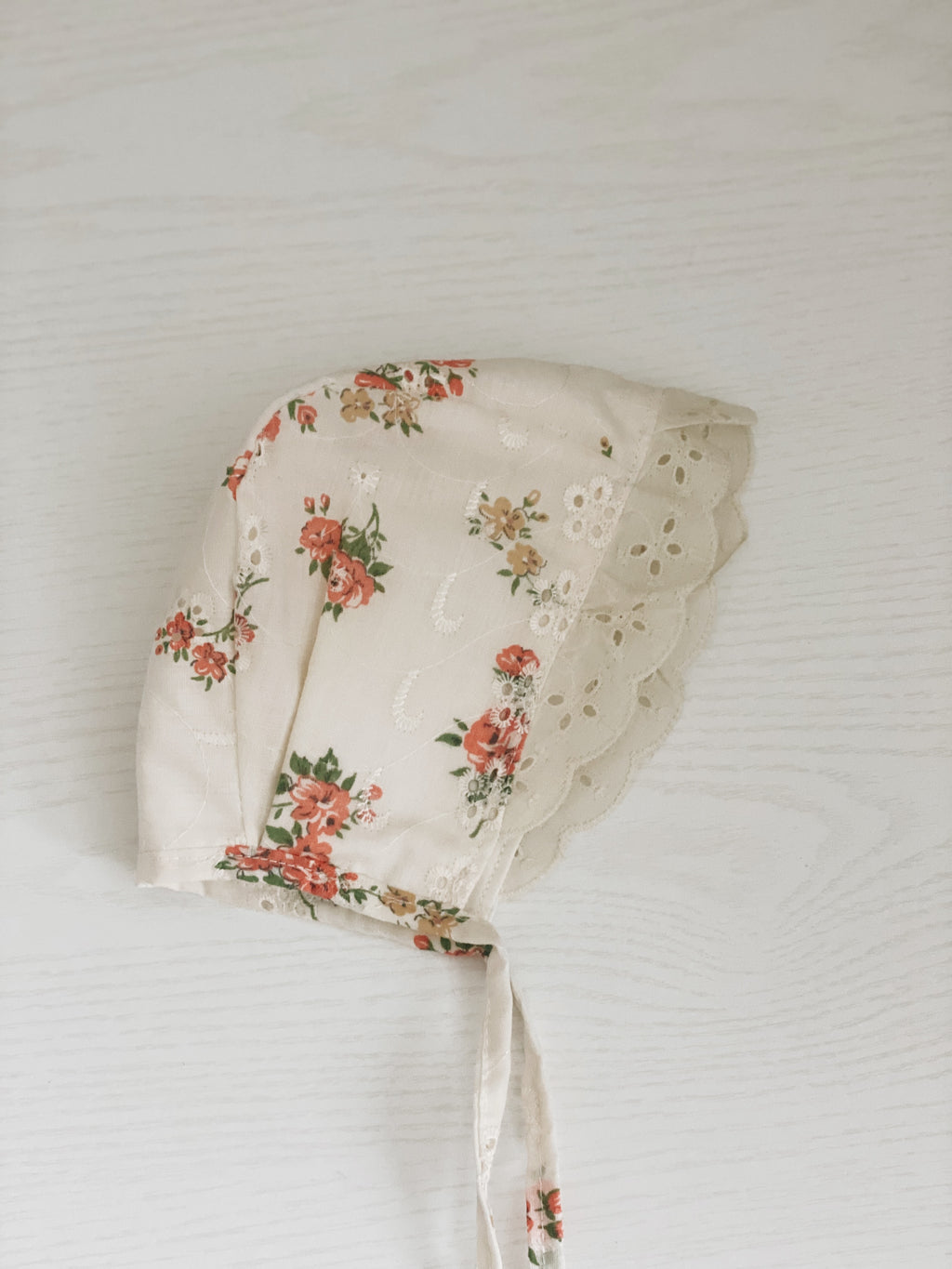 Eyelet cream  floral bonnet